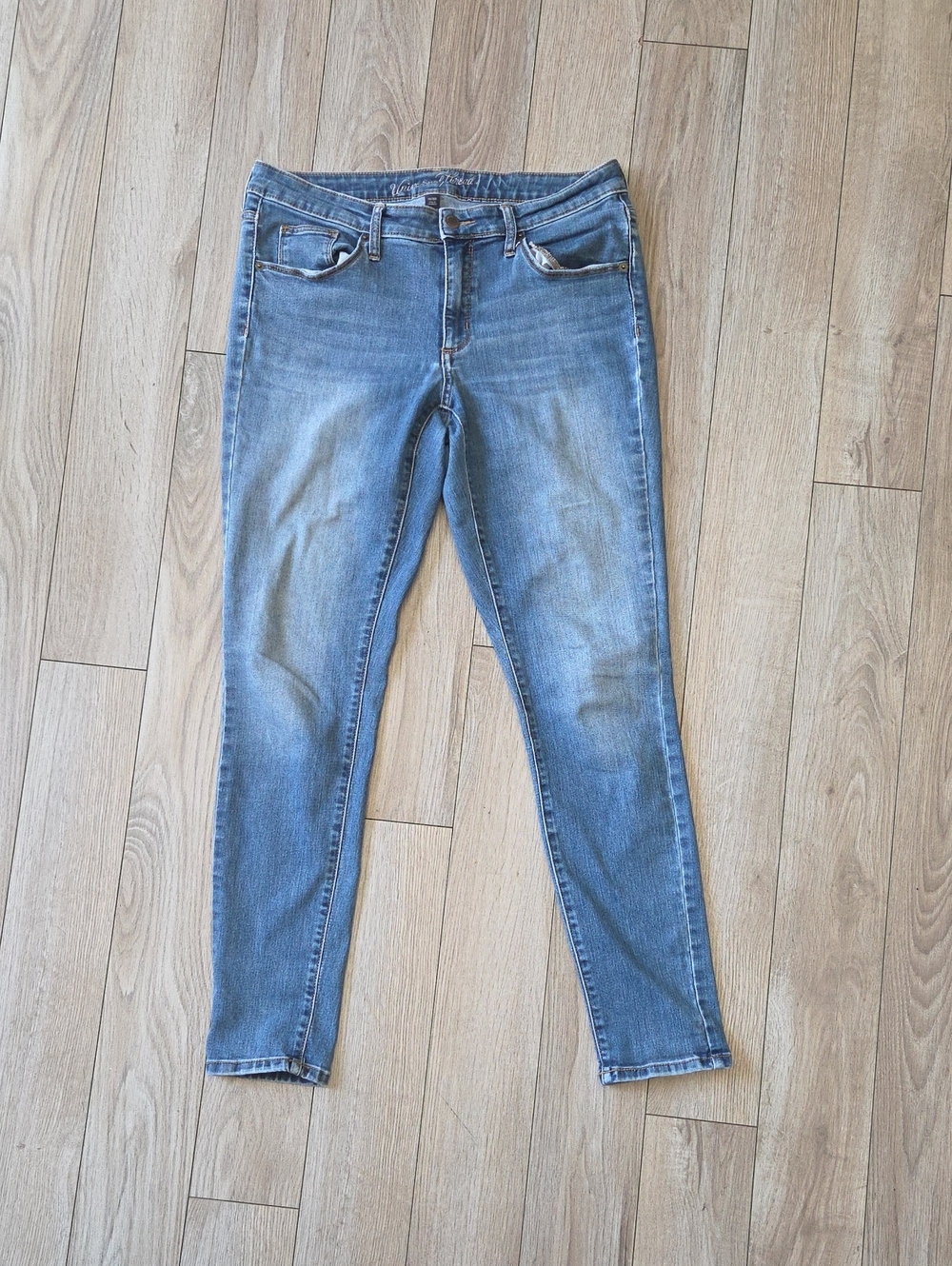 Universal Thread Women's Faded Blue Skinny Jeans